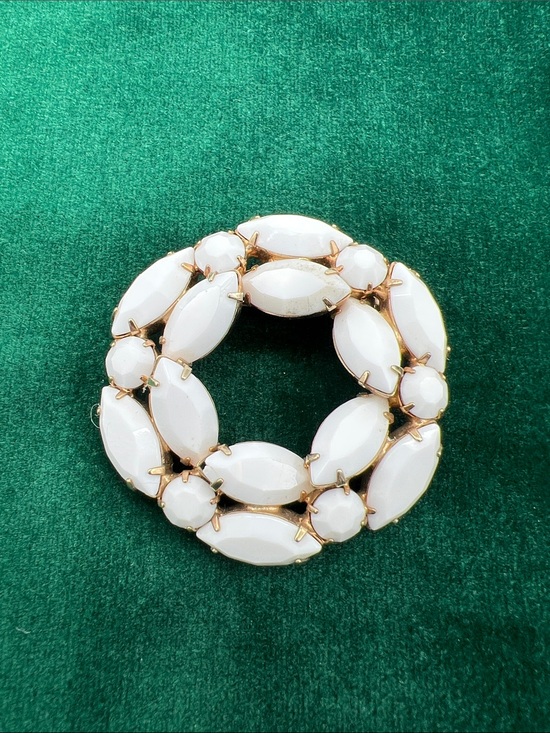 Jewelry - VTG White Wreath Brooch • Milk Glass • Gold Tone